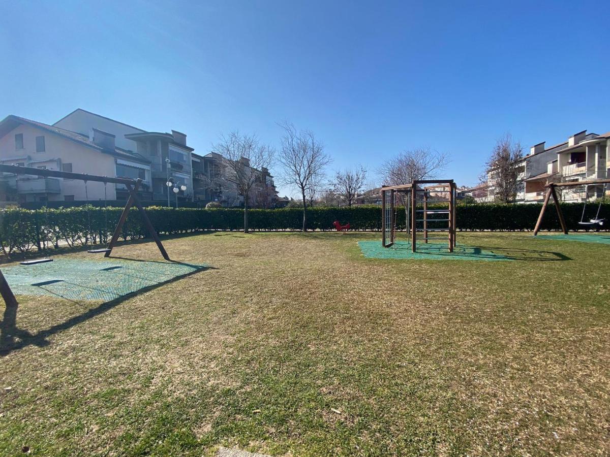Apartment With Garden And Grill - Green Residence Sirmione Дезенцано-дель-Гарда Экстерьер фото