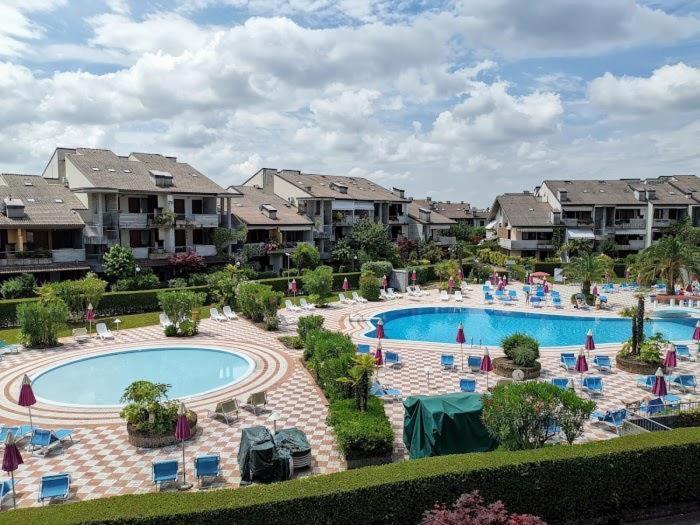 Apartment With Garden And Grill - Green Residence Sirmione Дезенцано-дель-Гарда Экстерьер фото